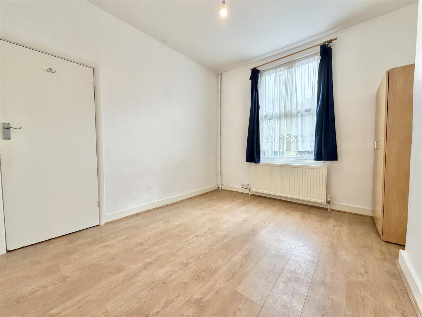 3 bed property in Paisley Road, London